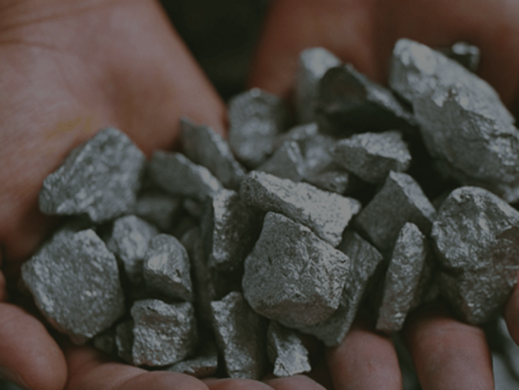 Stone in the hands Pedras de nióbio em duas mãos