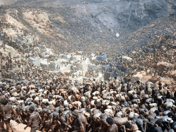 Serra Pelada - The Legend of the Mountain of Gold Vários trabalhadores no local da mina