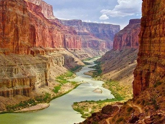 Colorado River in the Grand Canyon O Rio Colorado atravessa o Grand Canyon