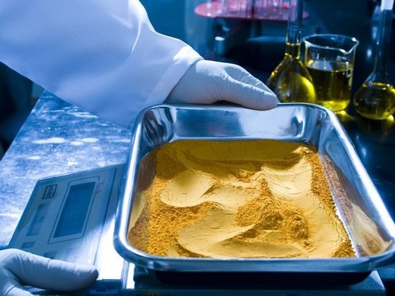 Yellowcake, Uranium concentrate Yellowcake, concentrado de urânio em uma tigela sobre uma balança.