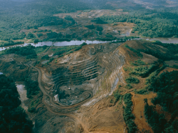 Open-pit mining Mineração a céu aberto na área florestal