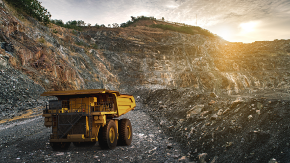 Caminhão em mina a céu aberto Caminhão em mina a céu aberto