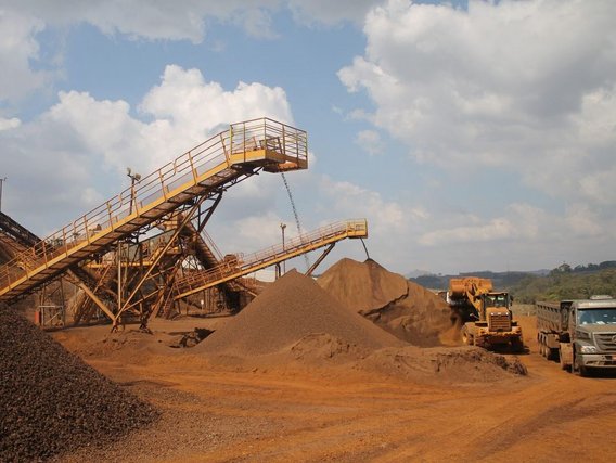 Open-pit mining Quedas de terra de máquinas de mineração a céu aberto em montes de terra