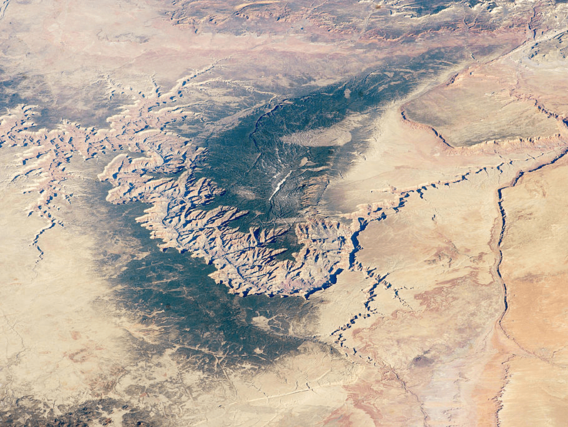 Image of the Grand Canyon from the International Space Station Imagem do Grand Canyon visto da Estação Espacial Internacional. É possível ter uma noção do seu tamanho.