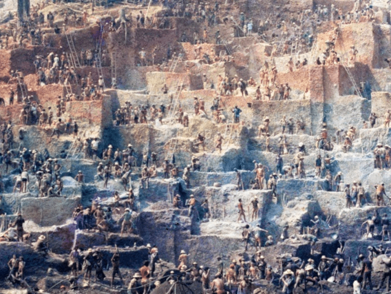 Serra Pelada - The Legend of the Mountain of Gold Foto de mineiros nas encostas da mina