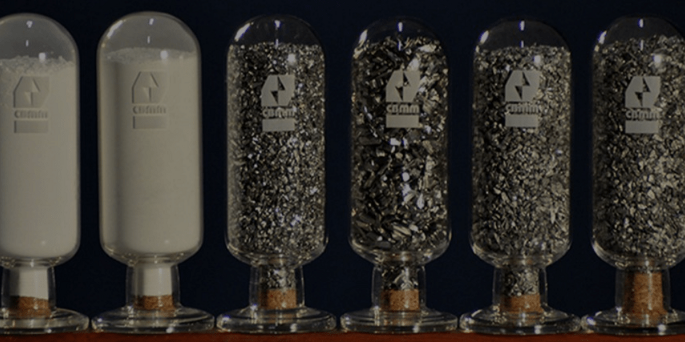 Example of Ferroniobium granules produced by CBMM Grânulos de ferronióbio envasados em garrafas. As garrafas estão de cabeça para baixo.