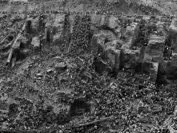 Serra Pelada Trabalhadores se alinham nas encostas de uma mina